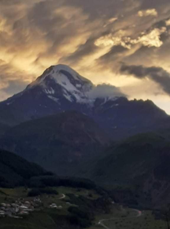 Bana Hotel Kazbegi Bagian luar foto